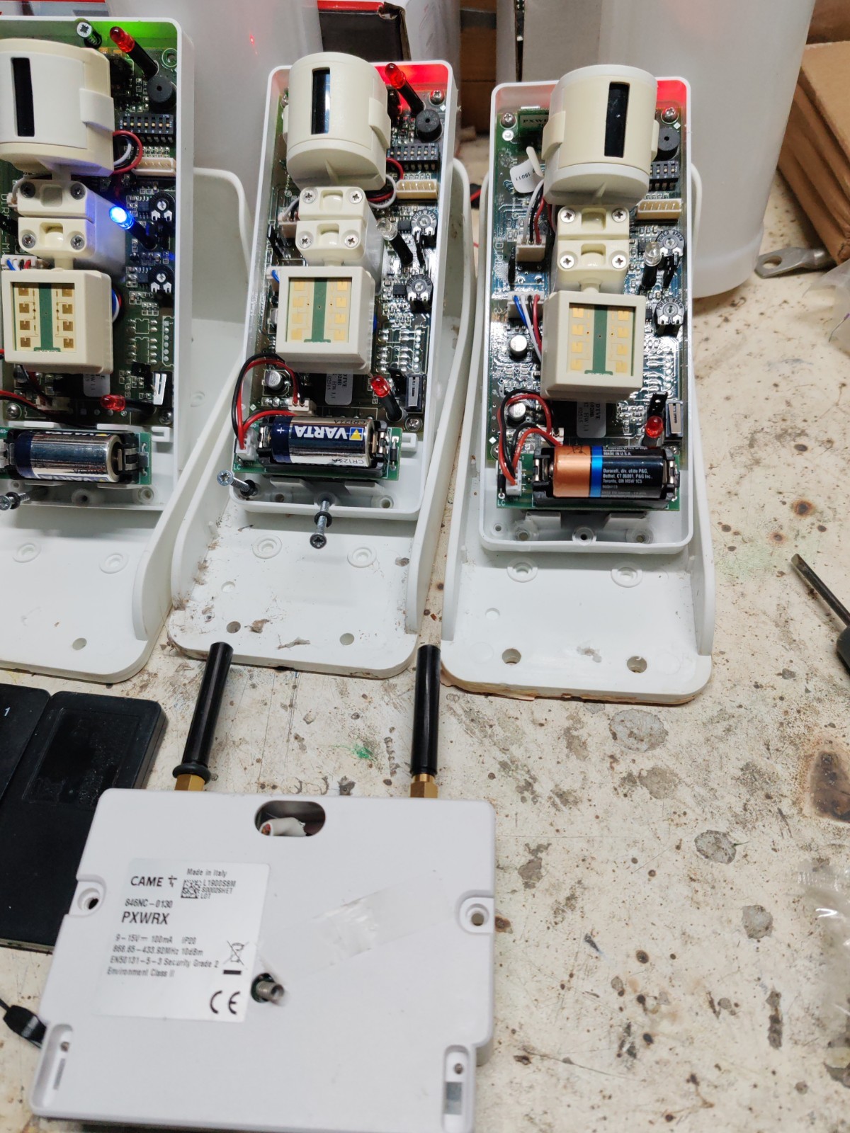 1 receiver +3 external wireless sensors +2 remote controls 4 buttons