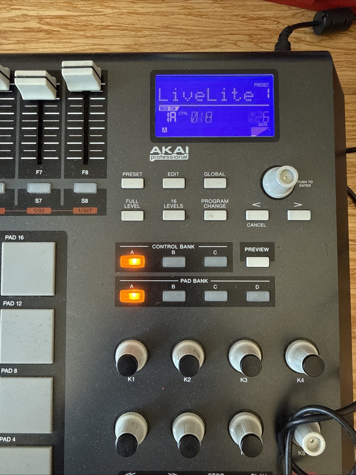 Akai Professional MPD32 USB/MIDI Pad Control Tested And Works Great