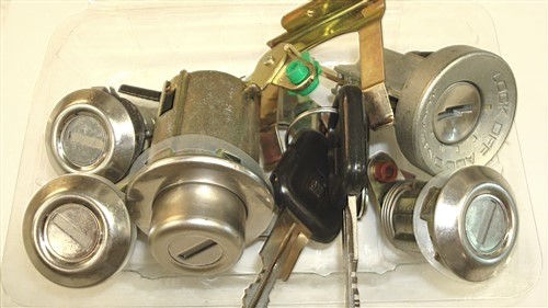 NOS Isuzu Motors GM Geo Storm Door Ignition Trunk Lock Set With GM Logo Keys