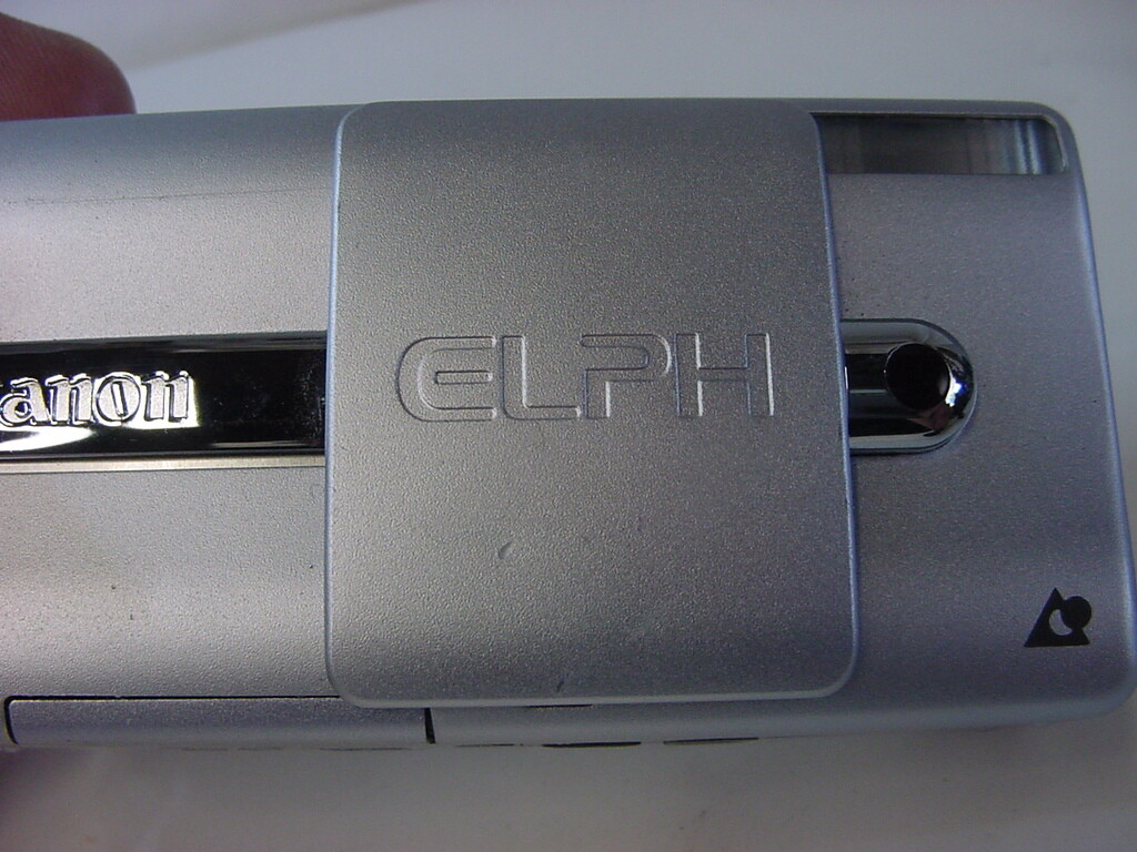 CANON ELPH - POINT & SHOOT CAMERA