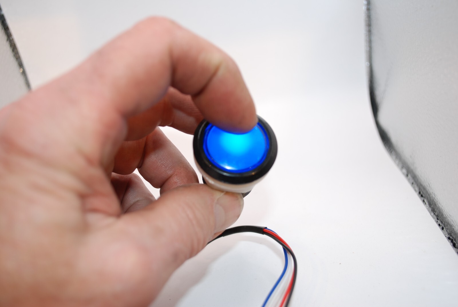 lot of thirty (30!) 26mm lighted blue LED momentary switch (bulb = 12VDC-24VDC)