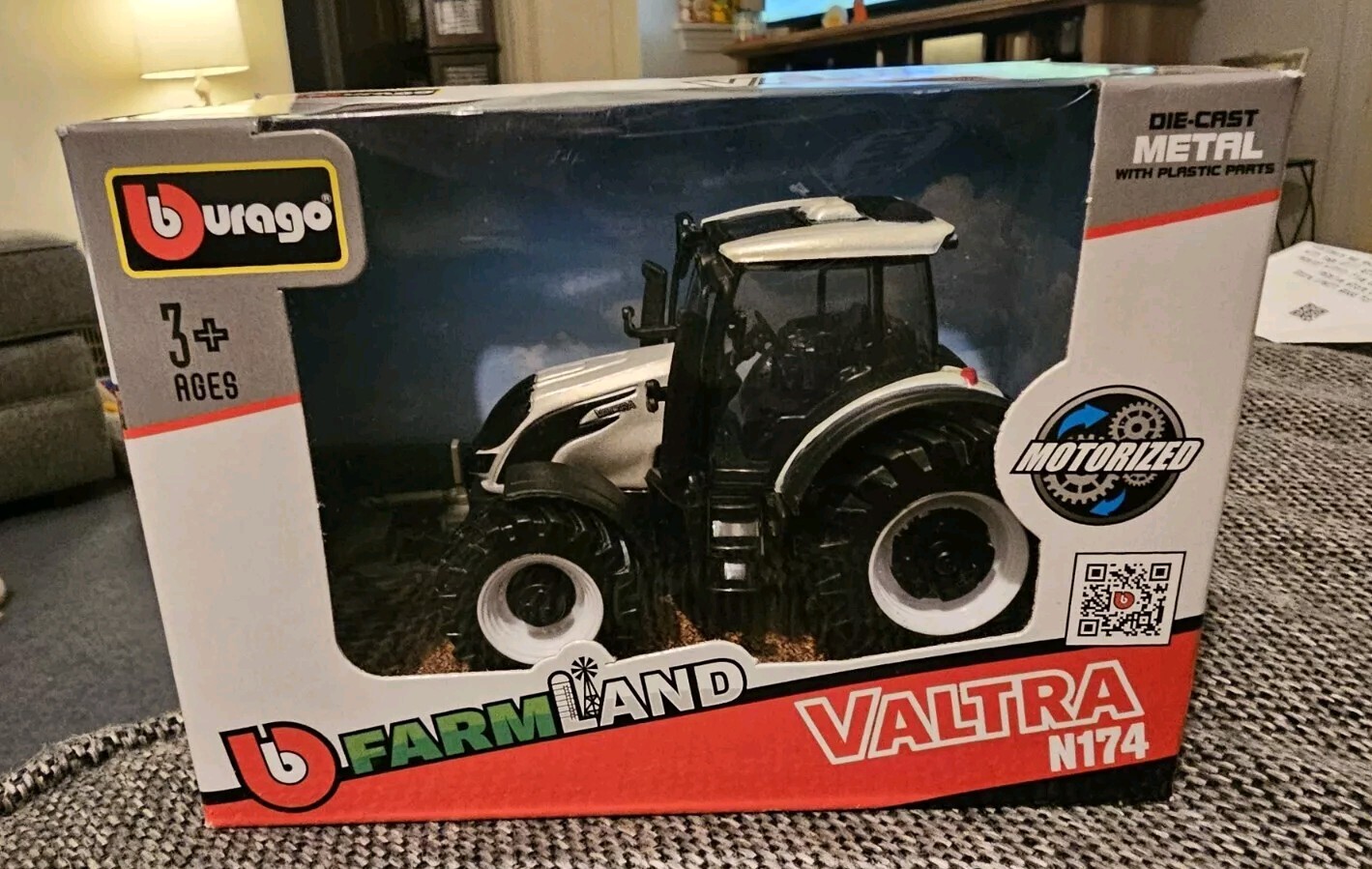 Bburago Valtra N174 Farmland Germany Tractor Model Diecast Pearl/White NIB