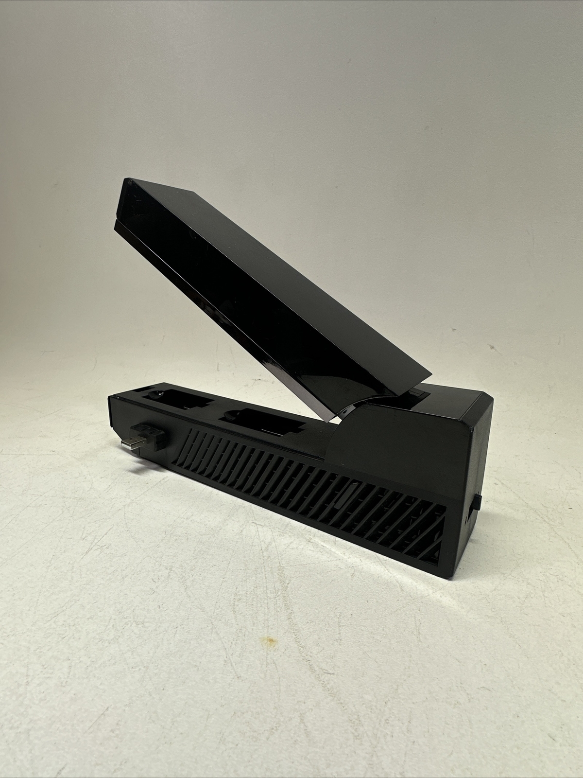 Xbox One NYKO Battery Charge Base 6118-P37 Direct Console USB Power Station
