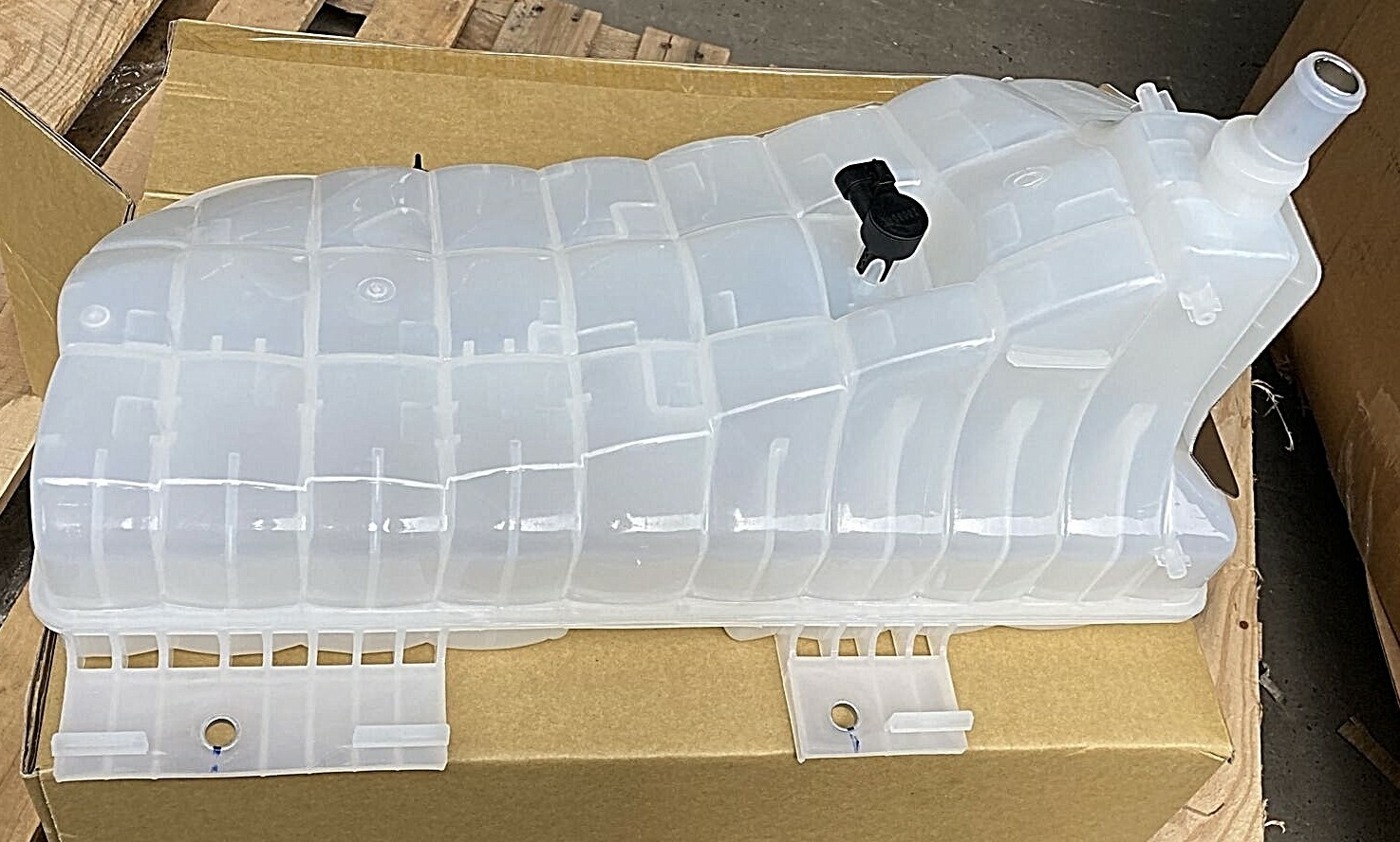 NEW TRP KENWORTH / PETERBILT RADIATOR SURGE TANK ASSEMBLY  OE T1673008 , ST3008M