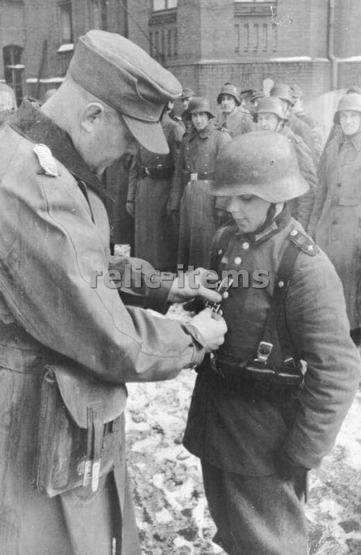 WW2 PICTURE PHOTO GERMAN YOUNG SOLDIER AWARDED KNIGHTS CROSS 6715