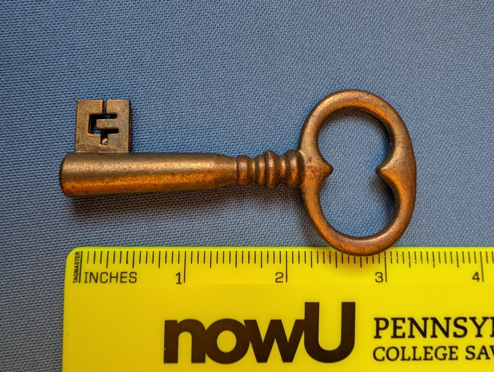 Vtg 3.5" ornate bit skeleton cabinet KEY, solid metal