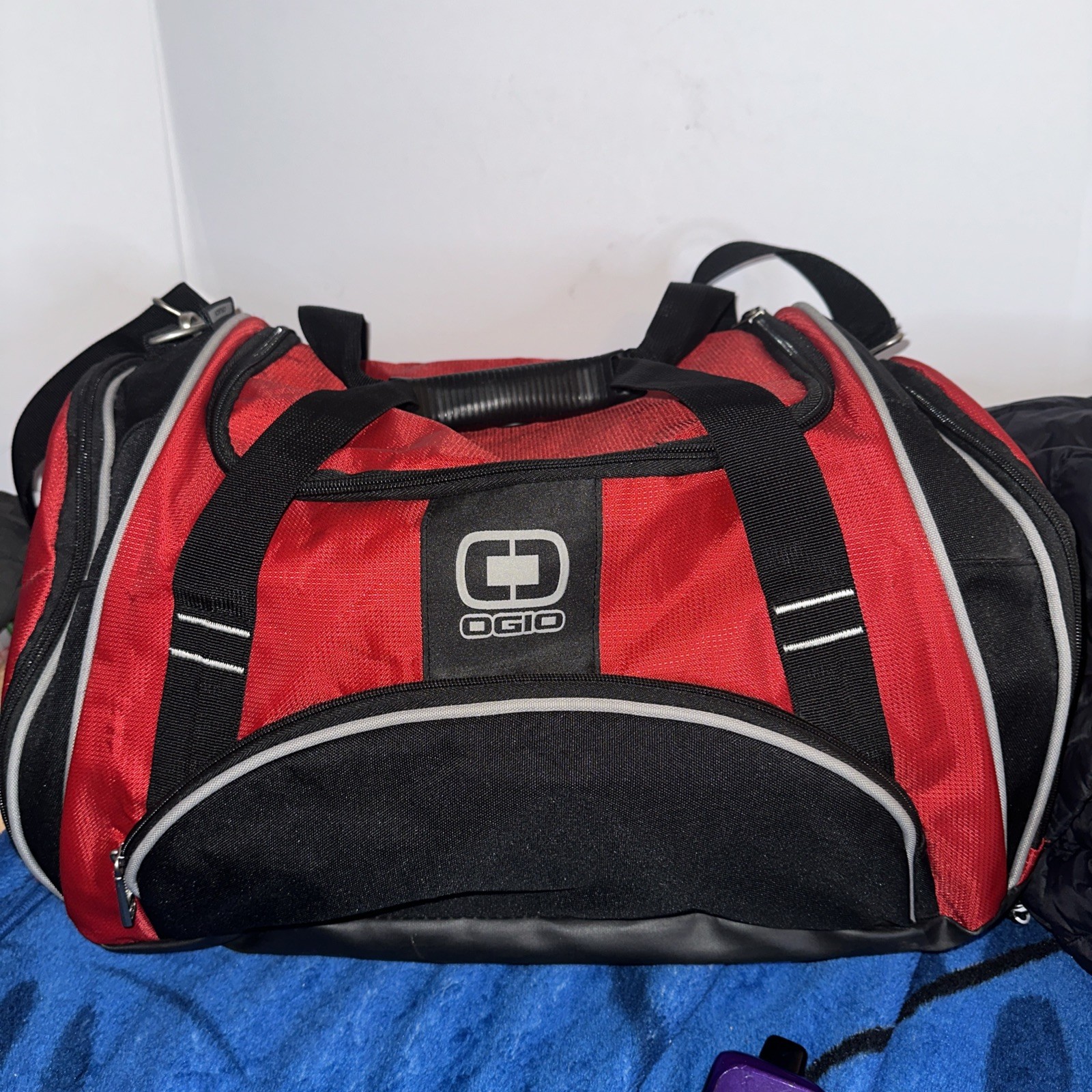 OGIO Crunch Duffel Gym Training Bag Red Black Travel Bag Carry On Luggage 41L 16