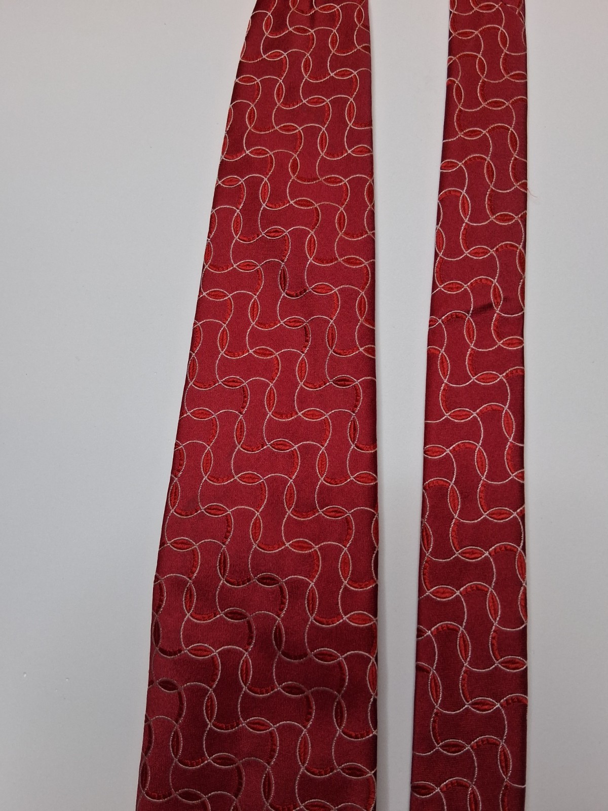 HUGO BOSS Mens Tie Red Base With Wavey Geometric Pattern, Seta Silk, Vgc