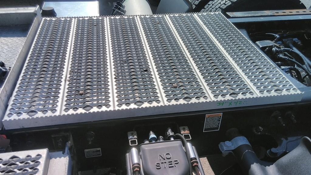 Replaces 2021 PETERBILT 579 DECK CATWALK ,  OH