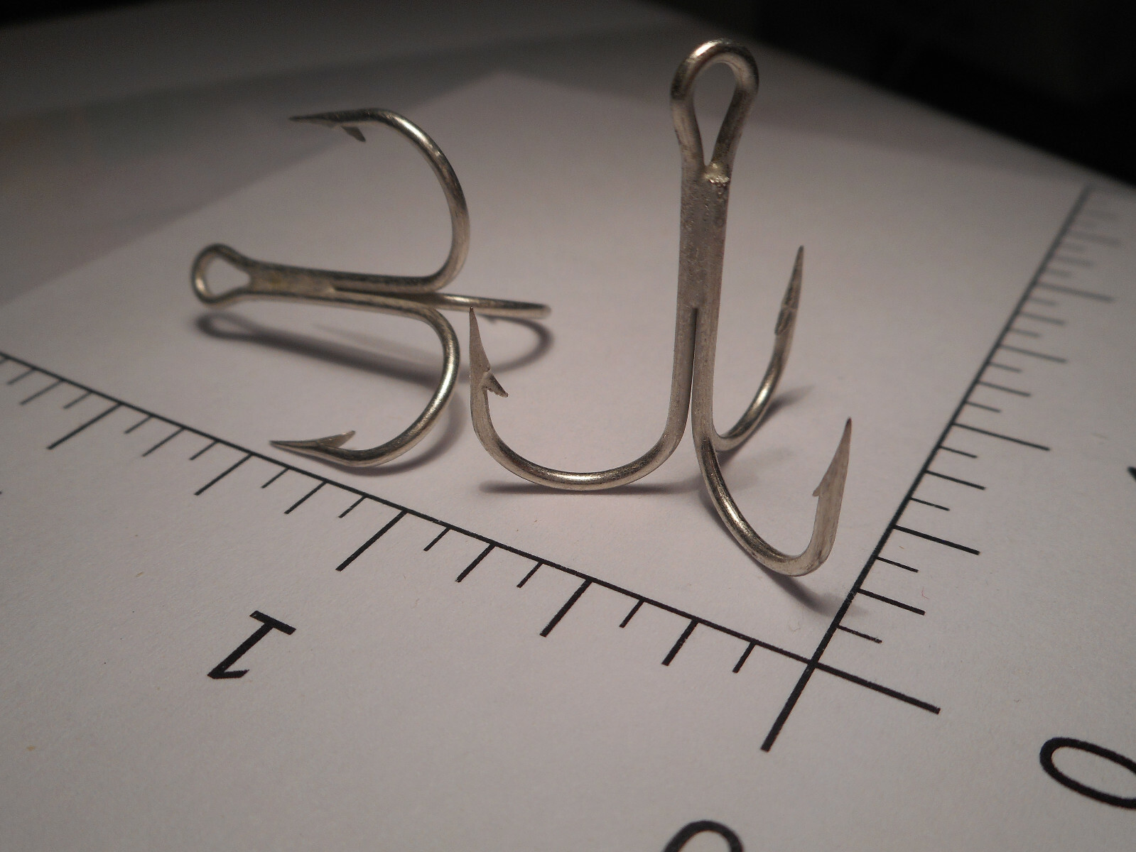 50 MUSTAD no.2 TREBLE ROUND HOOKS FRESHWATER RINGED CADM. & TIN SPECIAL 35646
