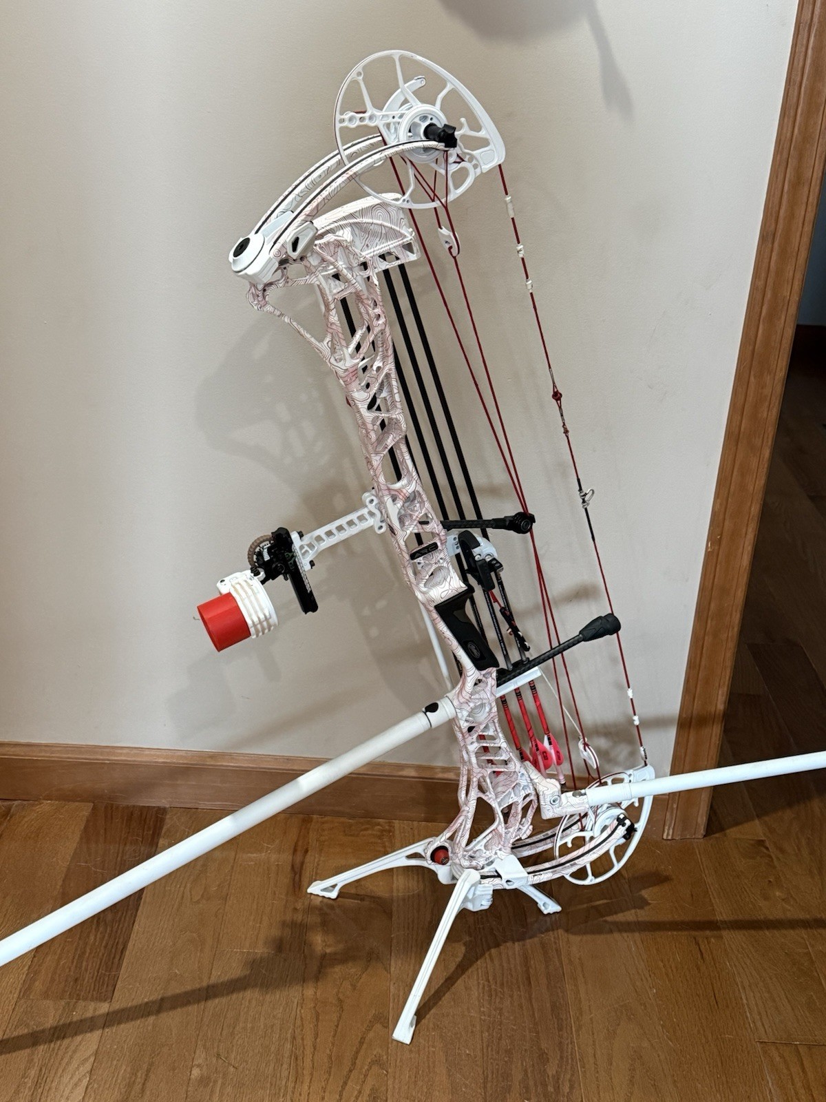 Mathews ARC 34 Compound Bow Right Hand 60 Loaded