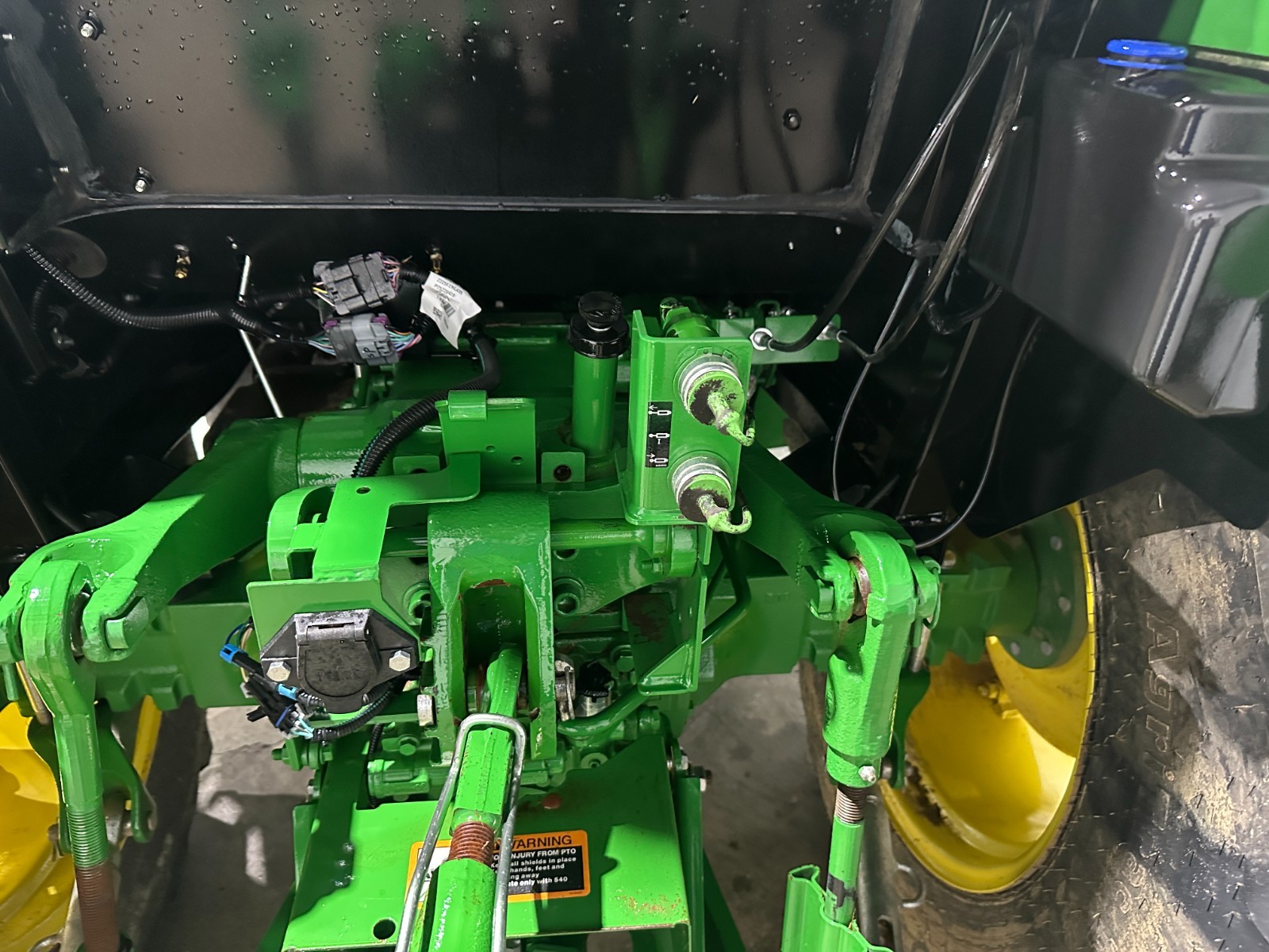 2022 JOHN DEERE 5065E CAB (520 M LOADER) (239 HOURS)