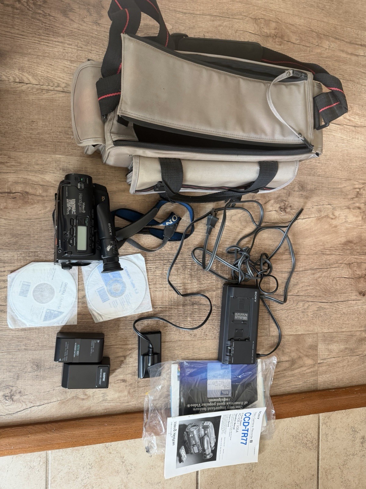 Sony Video 8 Handycam CCD-TR77 With Accessories  READ DESCRIPTION