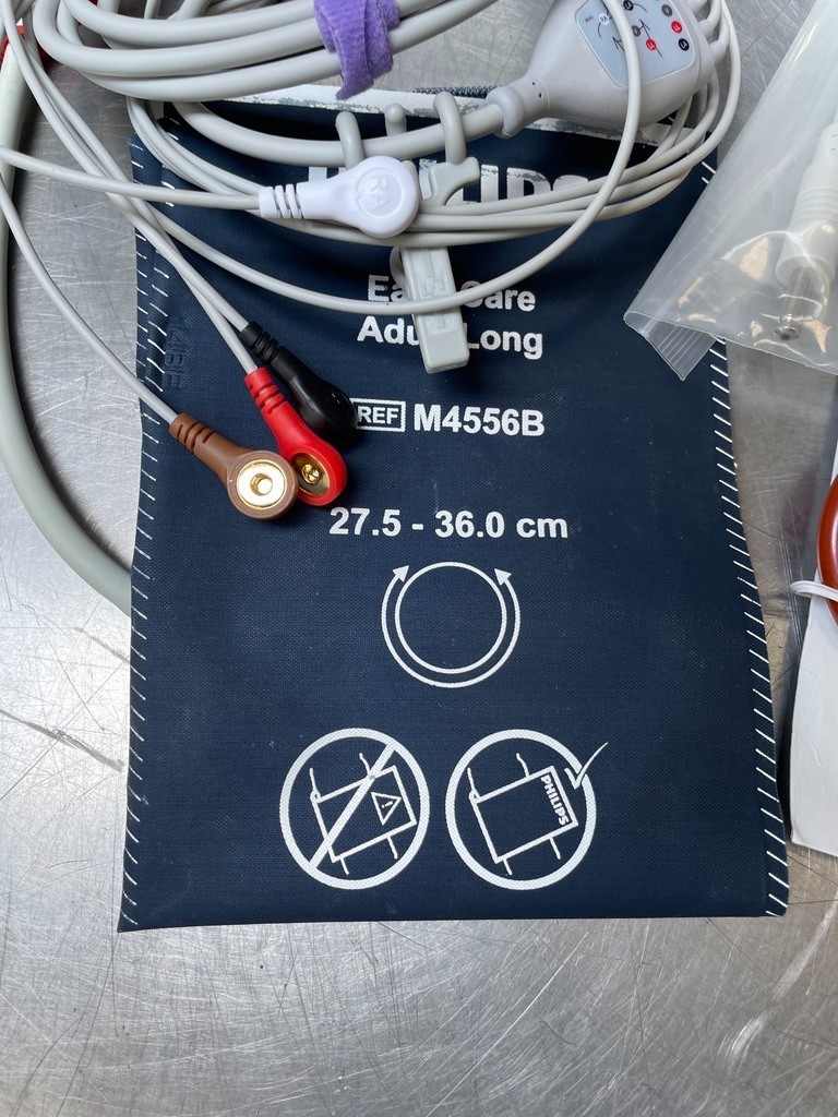 Philips SureSigns VM8 Bedside Monitor w NIBP, ECG Cable, SpO2 Sensor & More