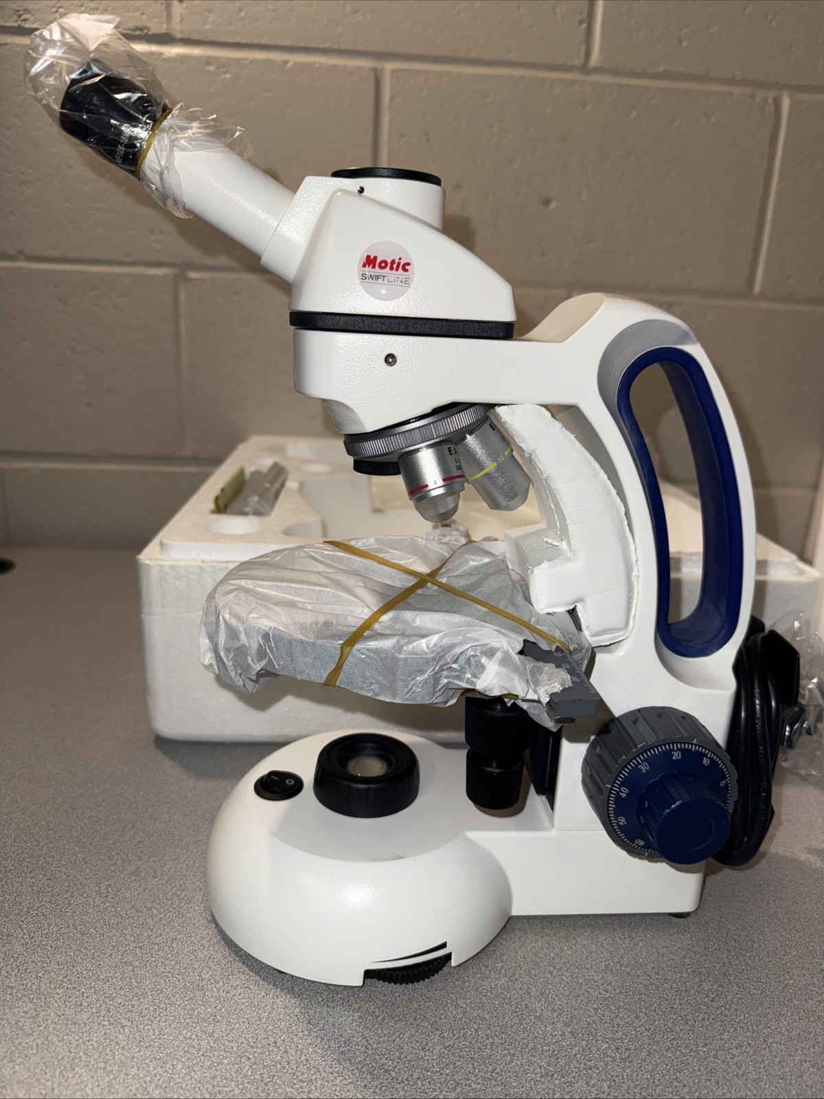 Motic Instruments M3604-3  Microscope. Swiftline with LED LIGHT. READ