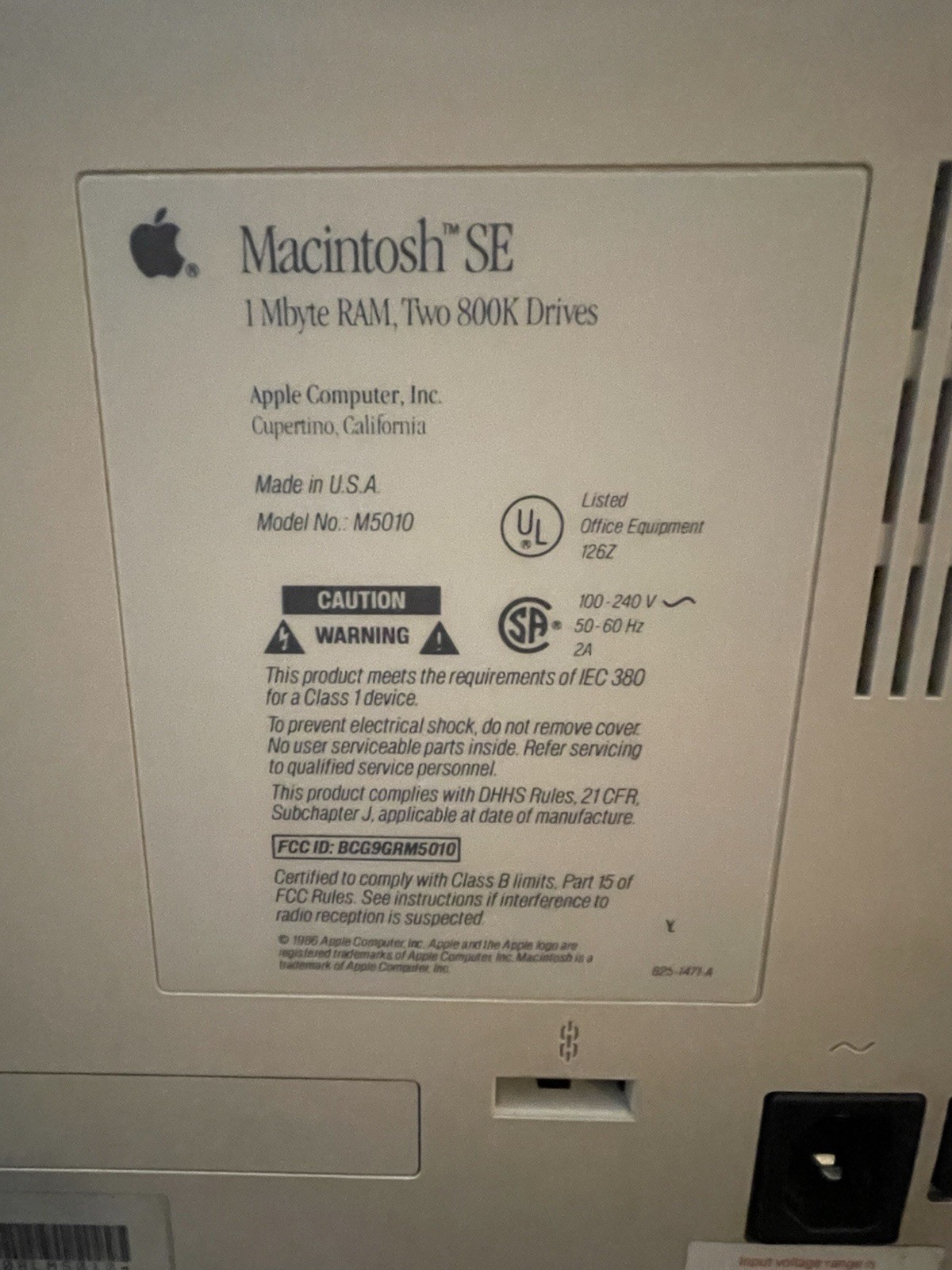VTG Apple Macintosh SE Model M5010 Computer POWERS ON!! Fast Free Shipping!!