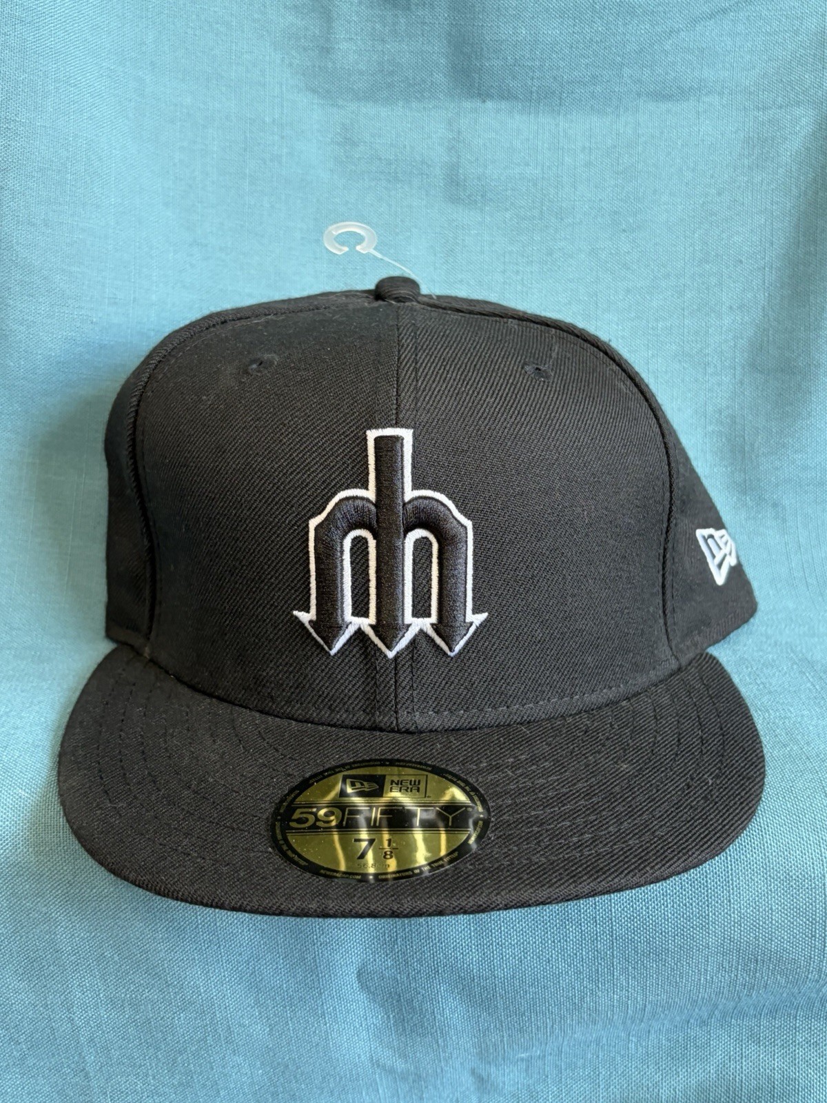 New Era 59FIFTY Seattle Mariners Fitted Cap Black with white logo Size 7 1/8