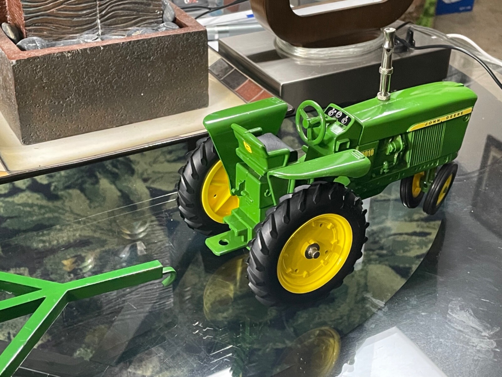 1:16 SCALE DIECAST METAL TRACTOR MODEL