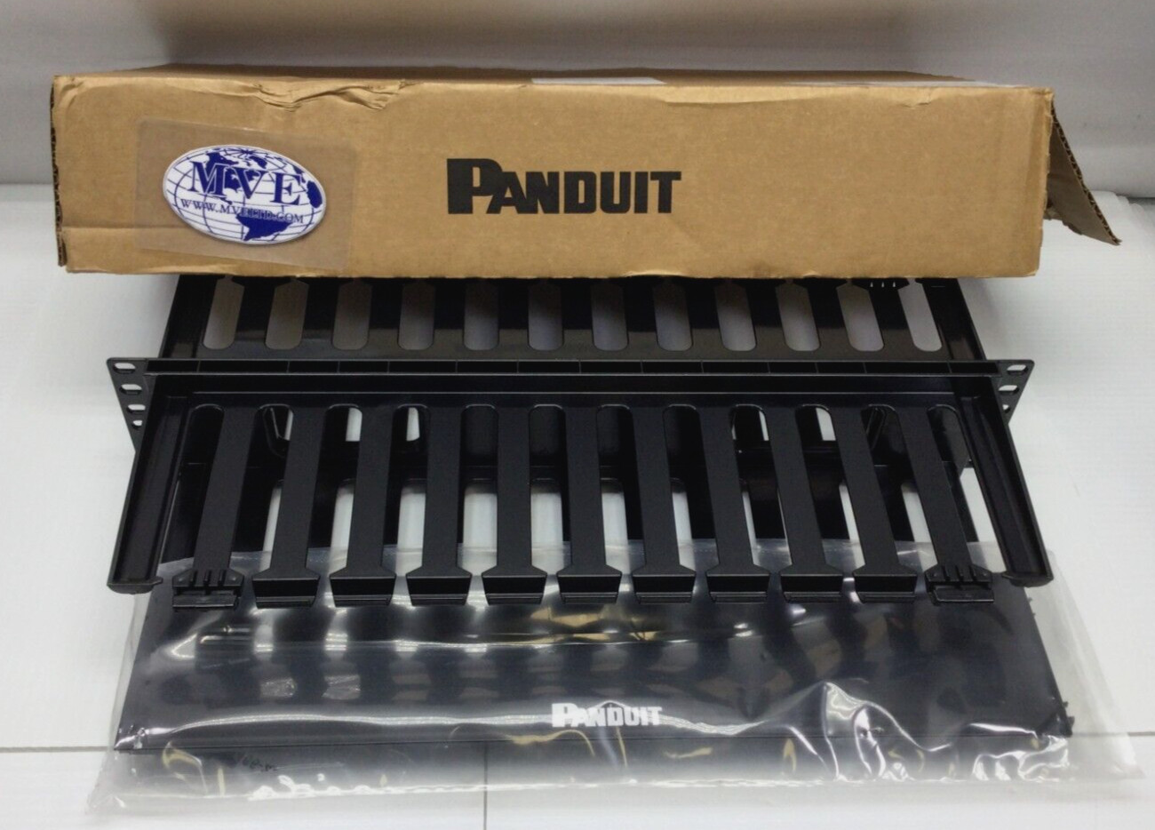 PANDUIT 136NPC-1577 PATCHLINK HORIZONTAL CABLE MANAGER NEW OPEN BOX