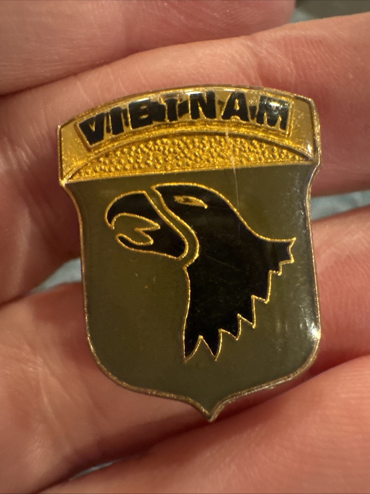 101st Airborne Division US Army Vietnam Lapel Hat Pin Gift Brass Military