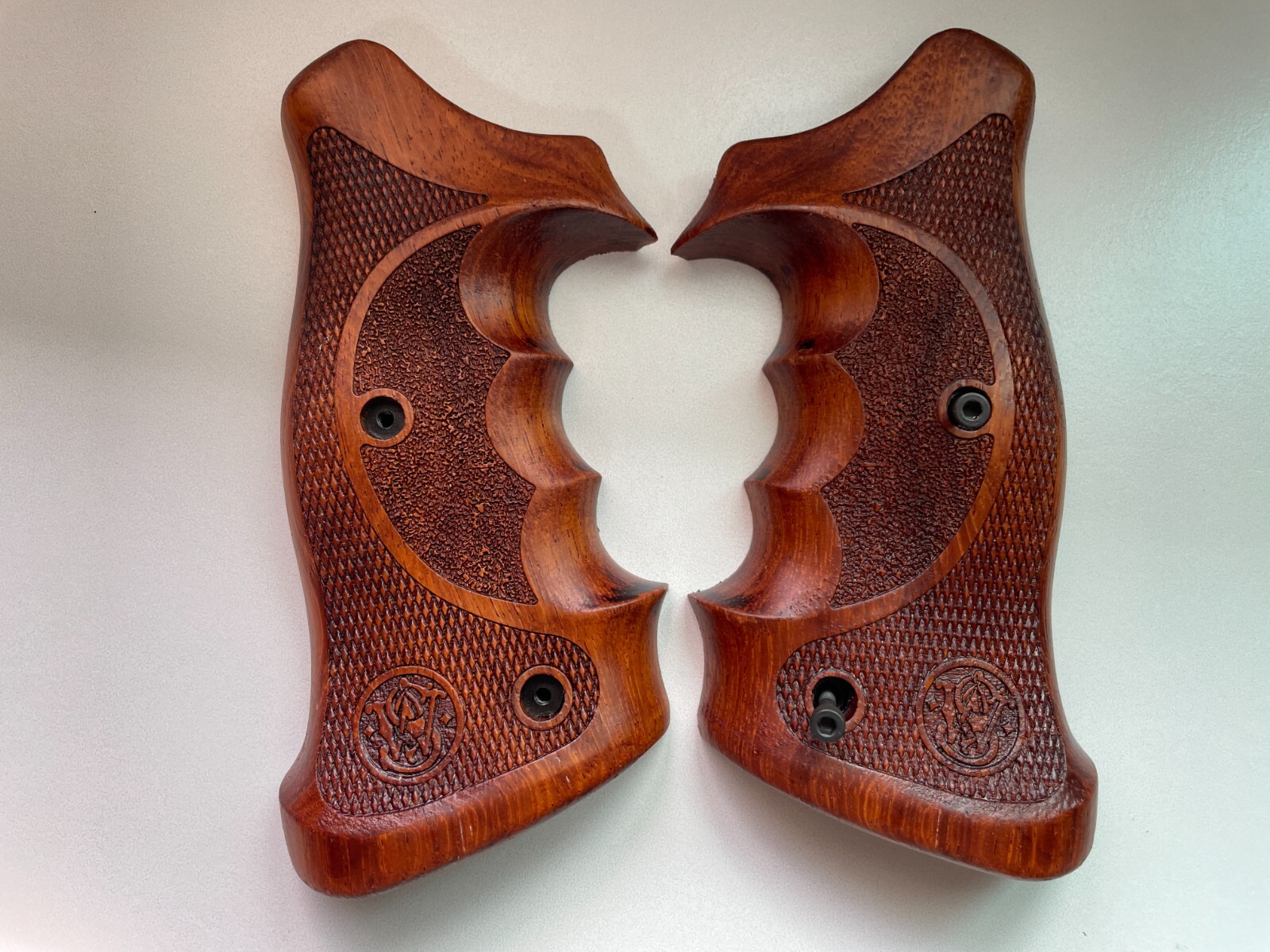 Prof.Target Grips for S&W N FRAME ROUND BUTT Revolver; Rough &checker close back