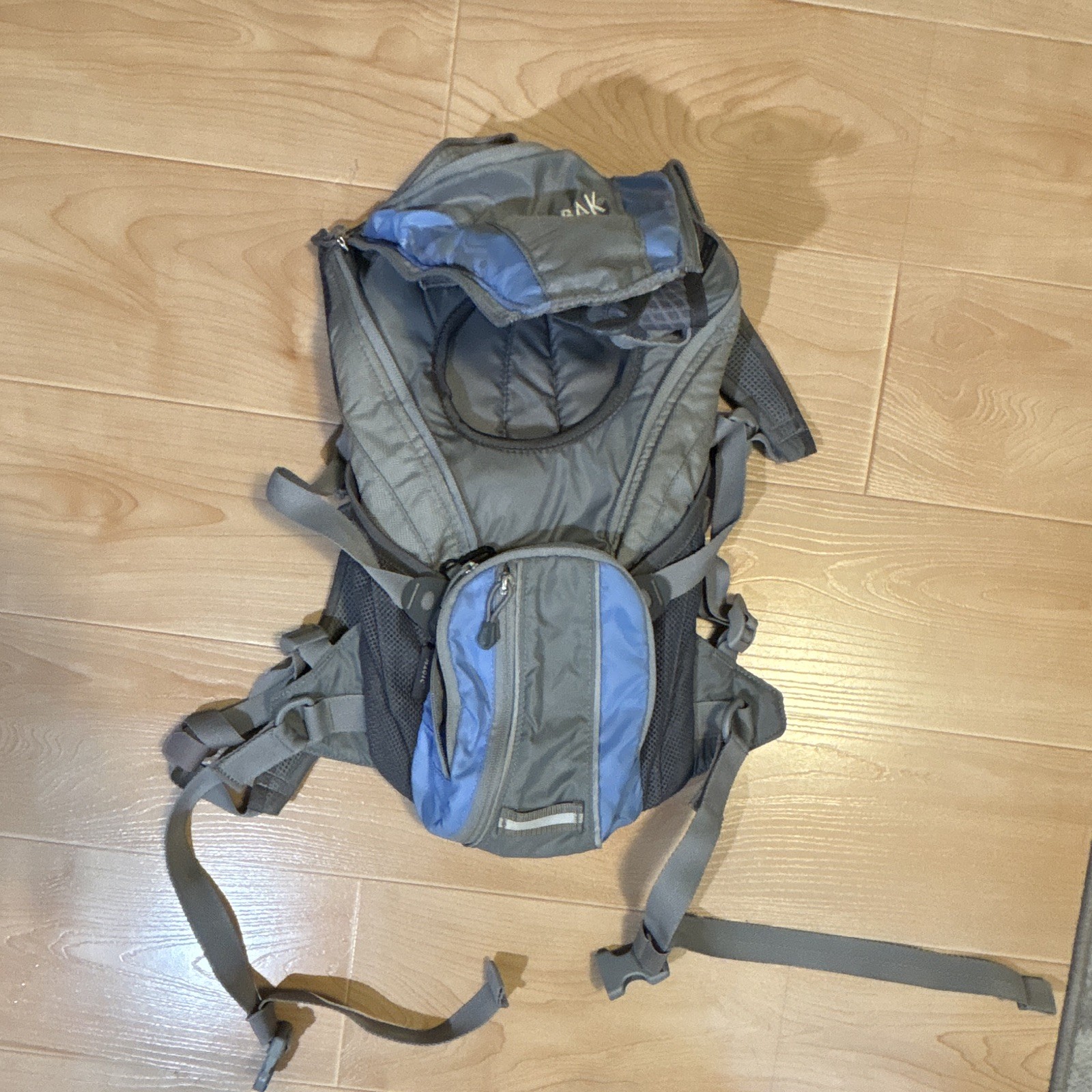 CamelBak Adjustable Padded Lightweight Hydration Backpack 0-5L Gray/Blue Zip