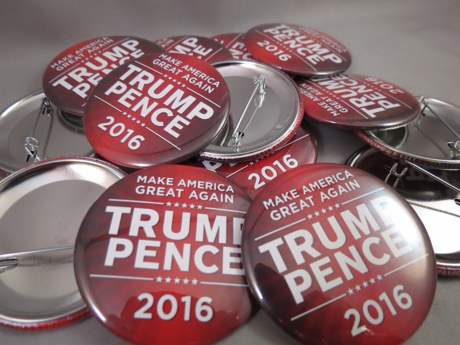 WHOLESALE LOT OF 22 TRUMP PENCE RED MAKE AMERICA GREAT AGAIN 2016  BUTTONS USA $