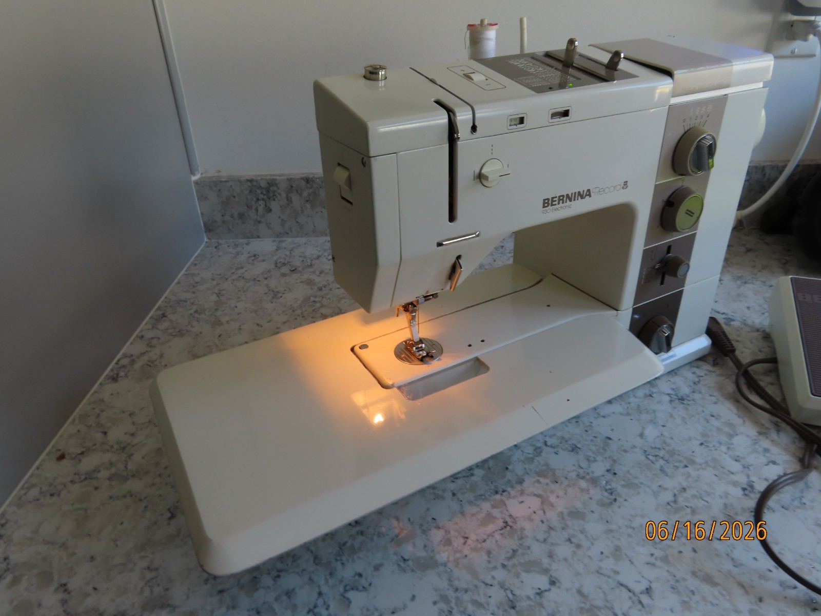 Bernina 930 record electronic sewing machine w/ arm, case, pedal works tested