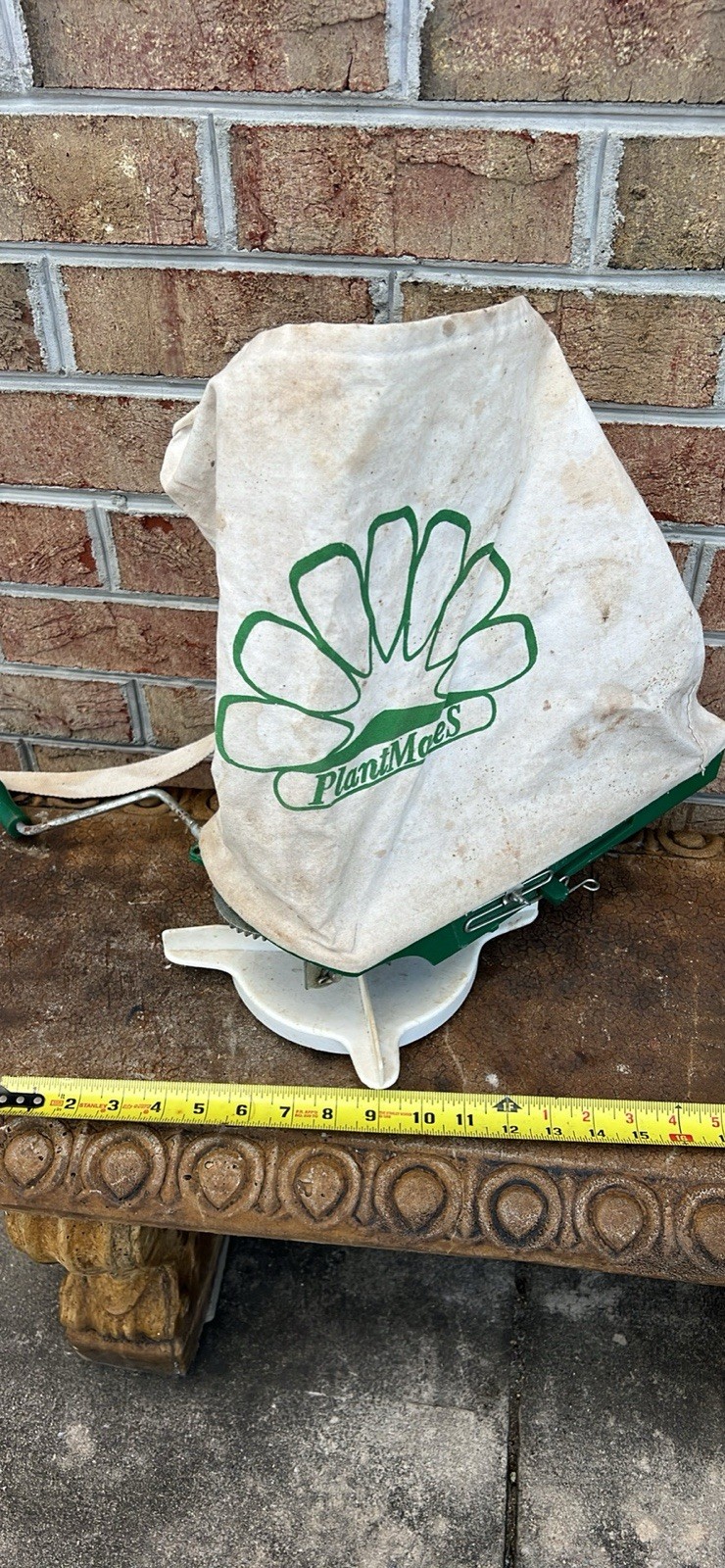 PlantMates Handheld Spreader Plastic/Fabric Bag Hopper White/Green