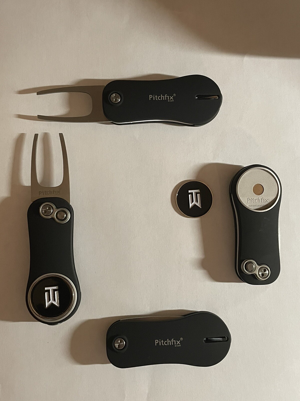 (1) Pitchfix Golf Switchblade Divot Tool Hybrid 2.0 W/Tiger Woods 1" Golf Marker