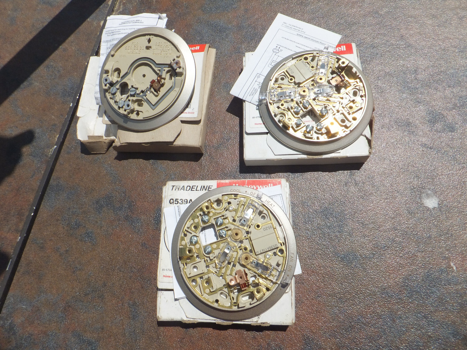 3 NOS Round Honeywell Thermostat Subbase Tradeline Q539A 1147 1014 1006 for T87F