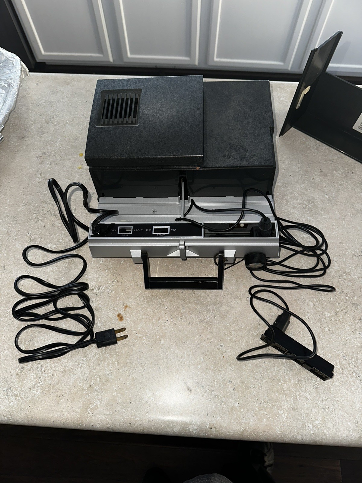 VTG SEARS EASI-LOAD RF-53 PROJECTOR FOR 2X2 SLIDES - REMOTE INCLUDED. No Bulb.