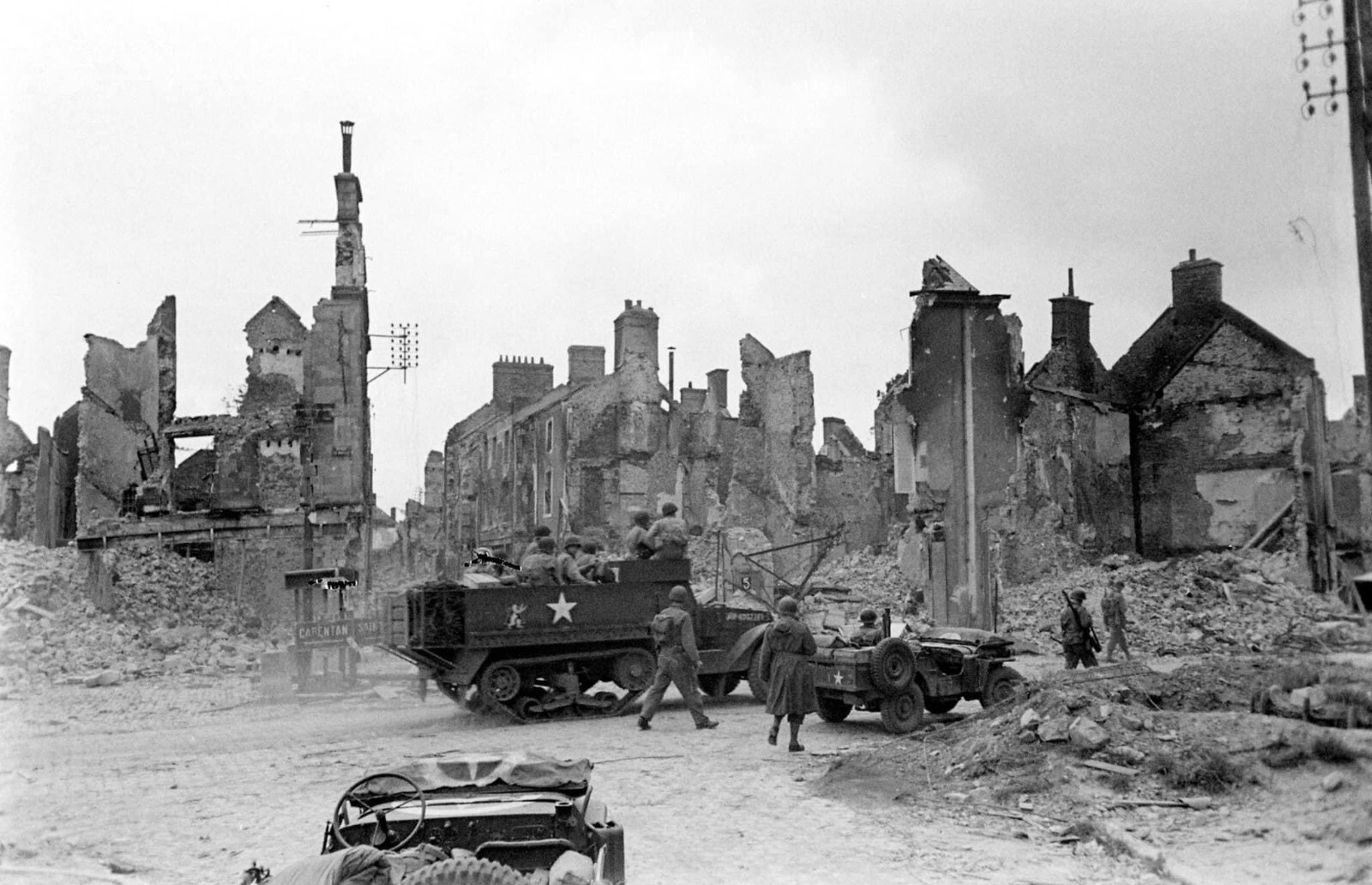 World War Two Photo WWII / Fighting in Normandy  France July 1944 D-Day US Army
