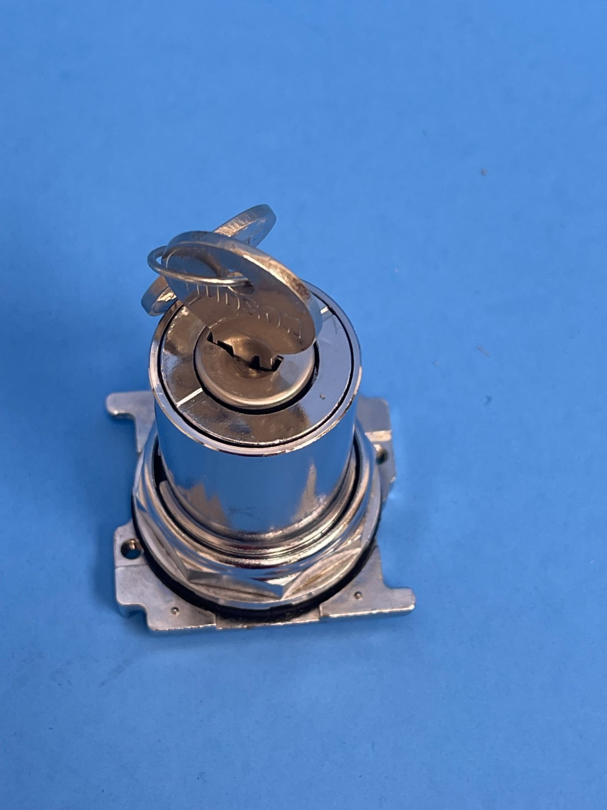 Cutler Hammer 10250T15112 30mm 2-Position Maintained Keylock Selector Switch