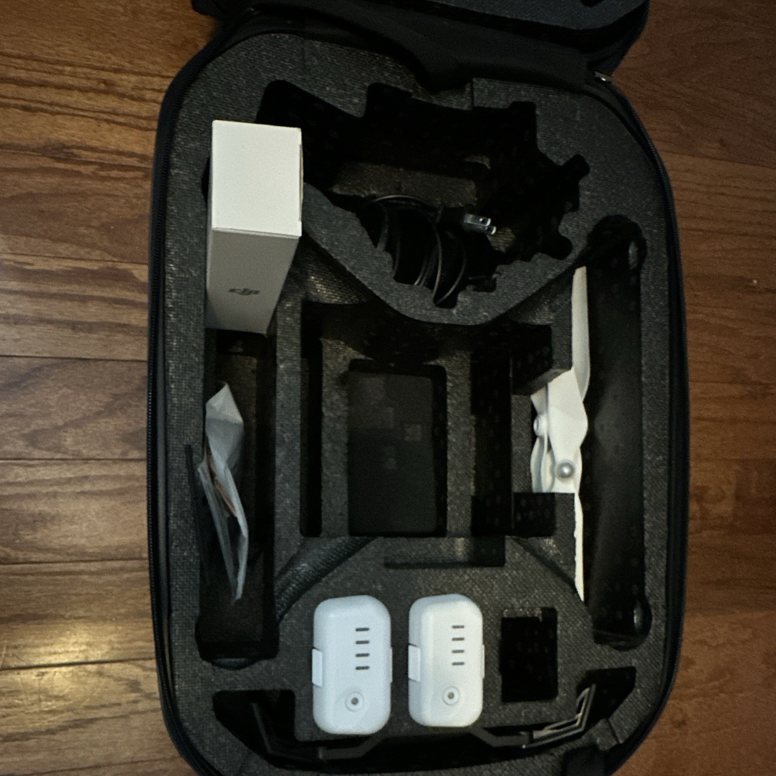 DJI Phantom 3 White Quadcopter Drone w/ Camera Remote 2 Batteries Charger Case