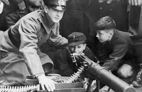 WW II - German  Photo --  Volkssturm ( People's Storm )   1945..