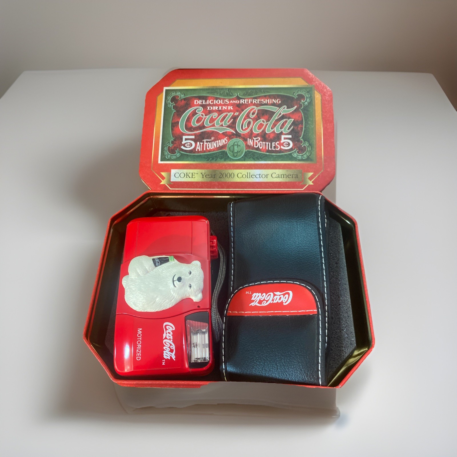 2000 Coca Cola 35mm Polar Bear Collectible Camera Plus Commemorative Tin