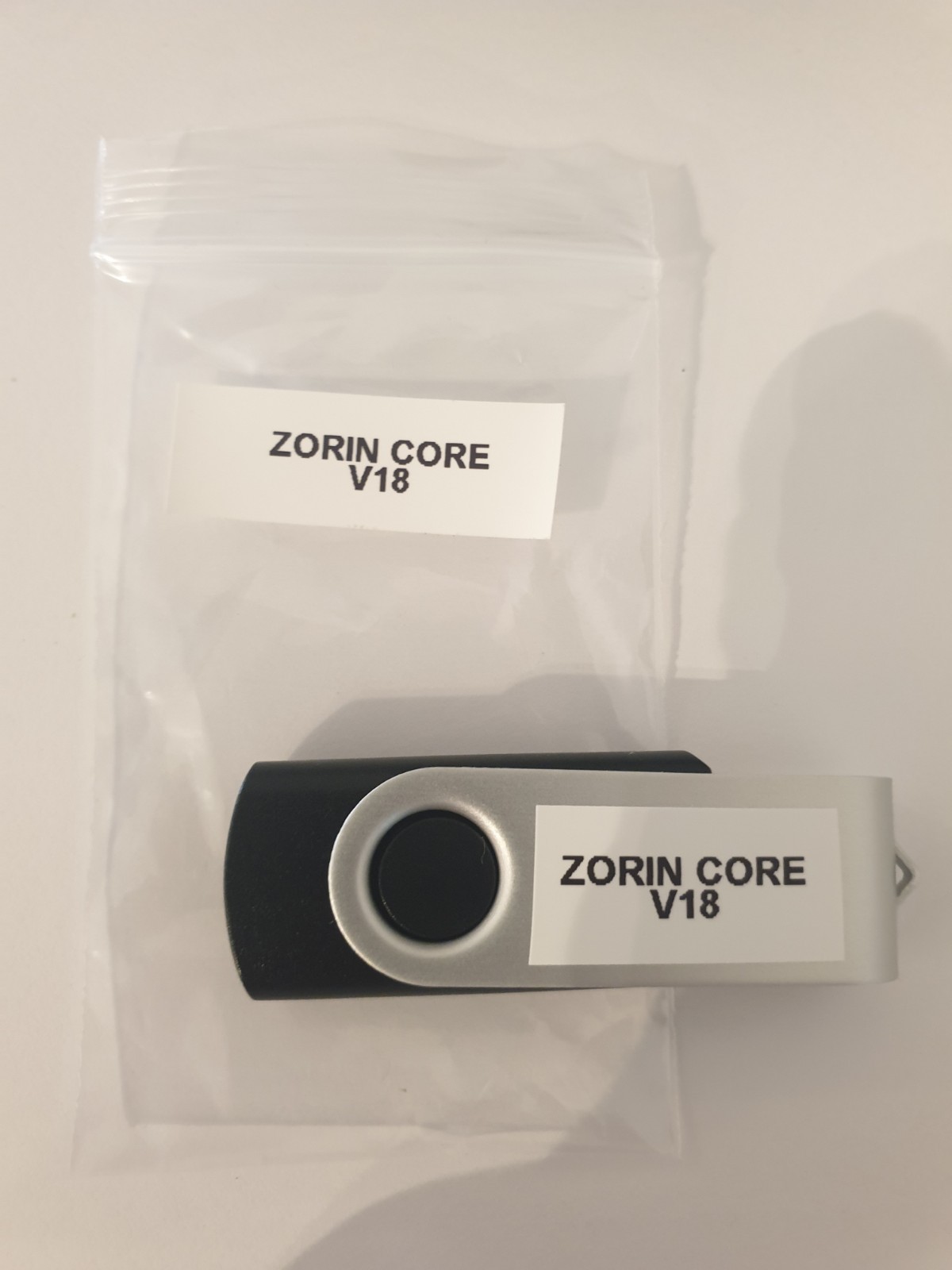Linux Zorin OS 18 Core, 64-bit, Bootable Live and Install USB Flash Drive