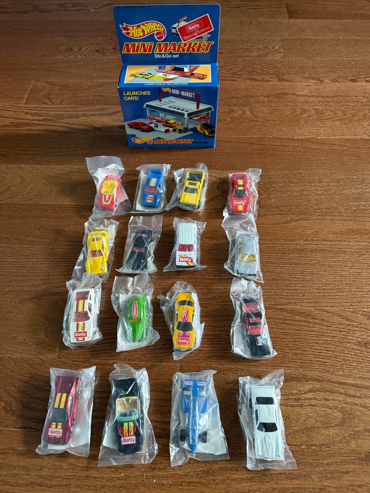 GETTY HOT WHEELS COMPLETE 16 CAR SET & GETTY SPECIAL EDITION STO&GO MINI MARKET