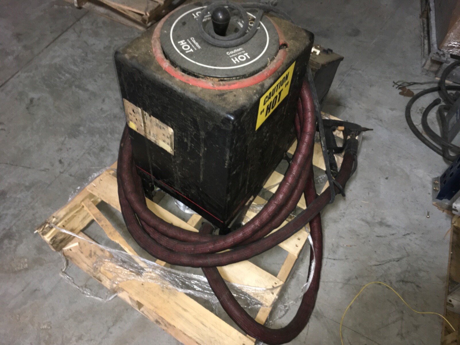 HMT adhesive machine with hose and gun
