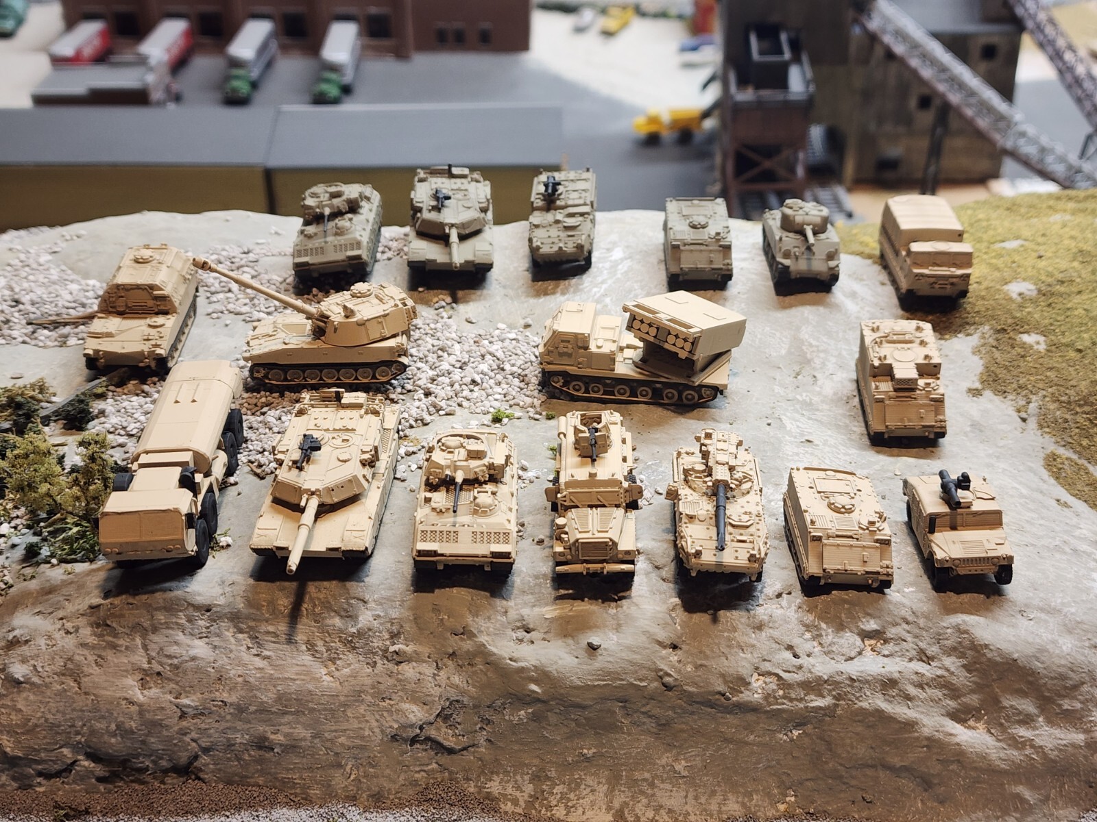 N Scale 1:160 M577 Command Post Carrier Desert Camo - US Army