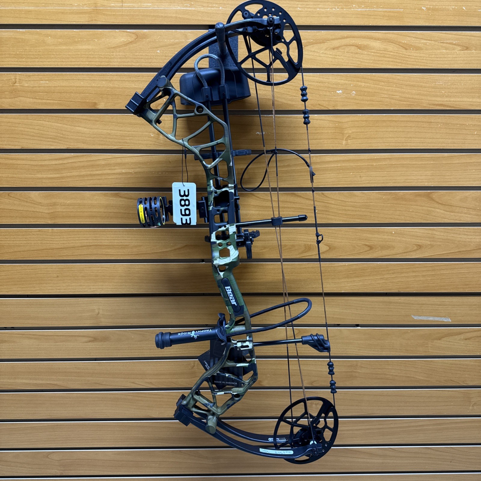 Item 3893 - Bear Archery Compound Bow - Legit Maxx RTH - #70 - RH - Emerge 2.0