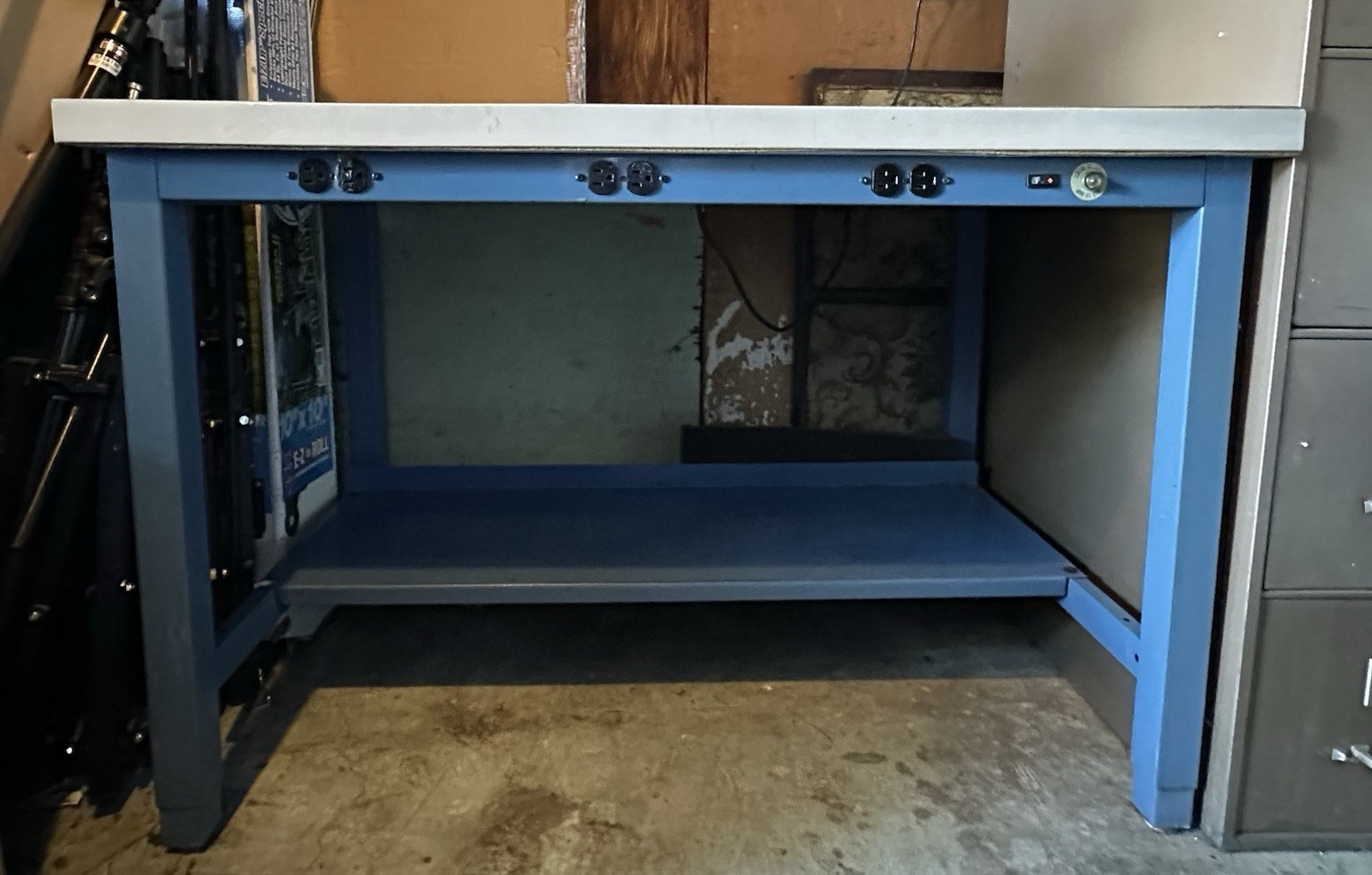 Global Industrial™ 48 x 30 Adjustable Height Workbench - Power Apron