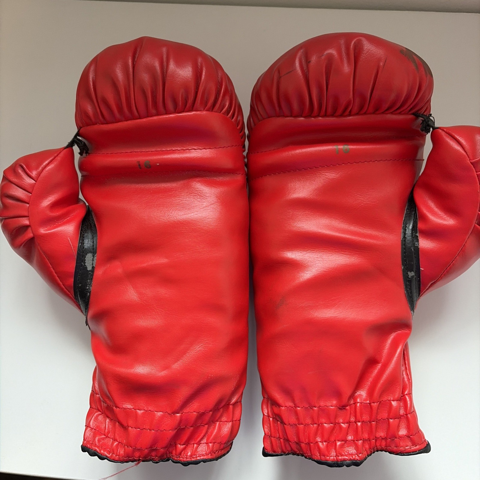 Everlast 16oz Laceless Boxing Gloves - Red