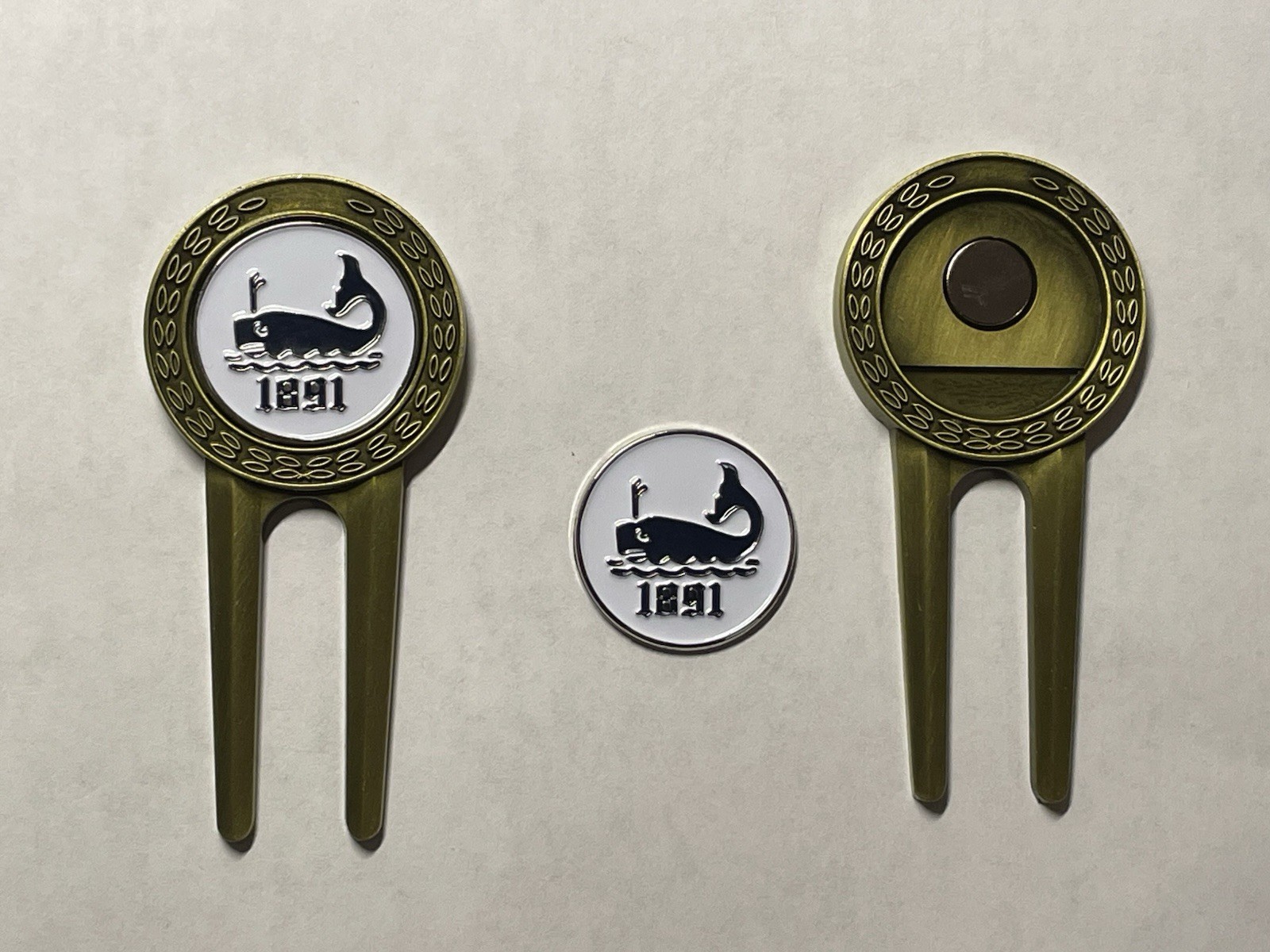(1) Maidstone Club Divot Tool & 1" Coin Golf Style Marker - East Hampton, NY