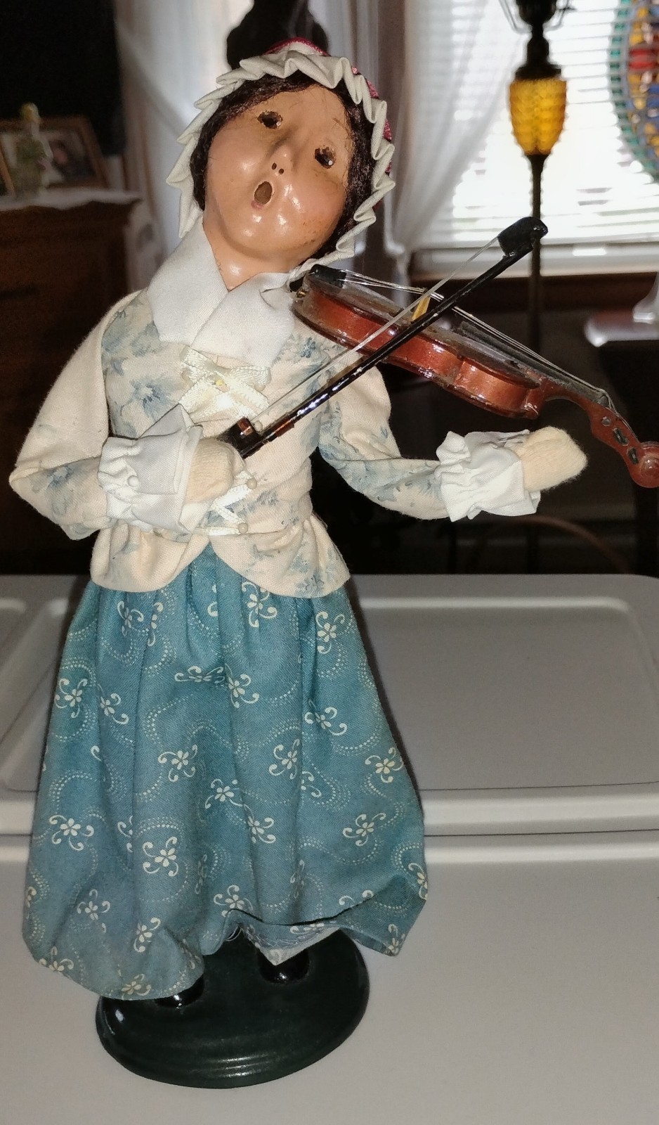 Byers Choice 2003 Exclusive Girl with Violin