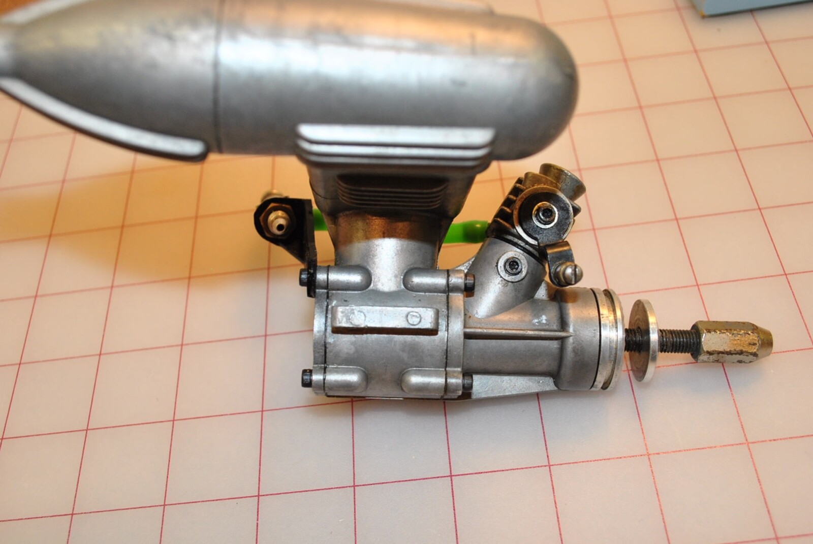 K&B 40 R/C Model Airplane Engine with K&B carburetor and Muffler