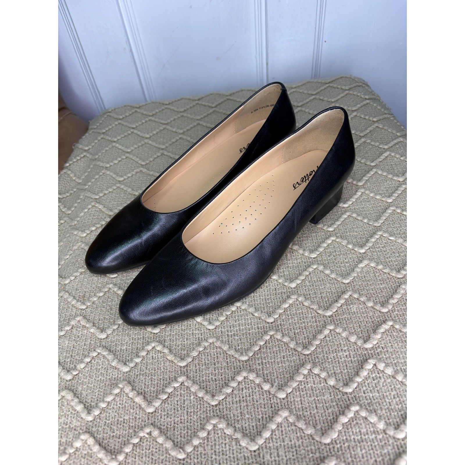 Trotters women’s 9.5N black leather Slip On Low Heels Loafers