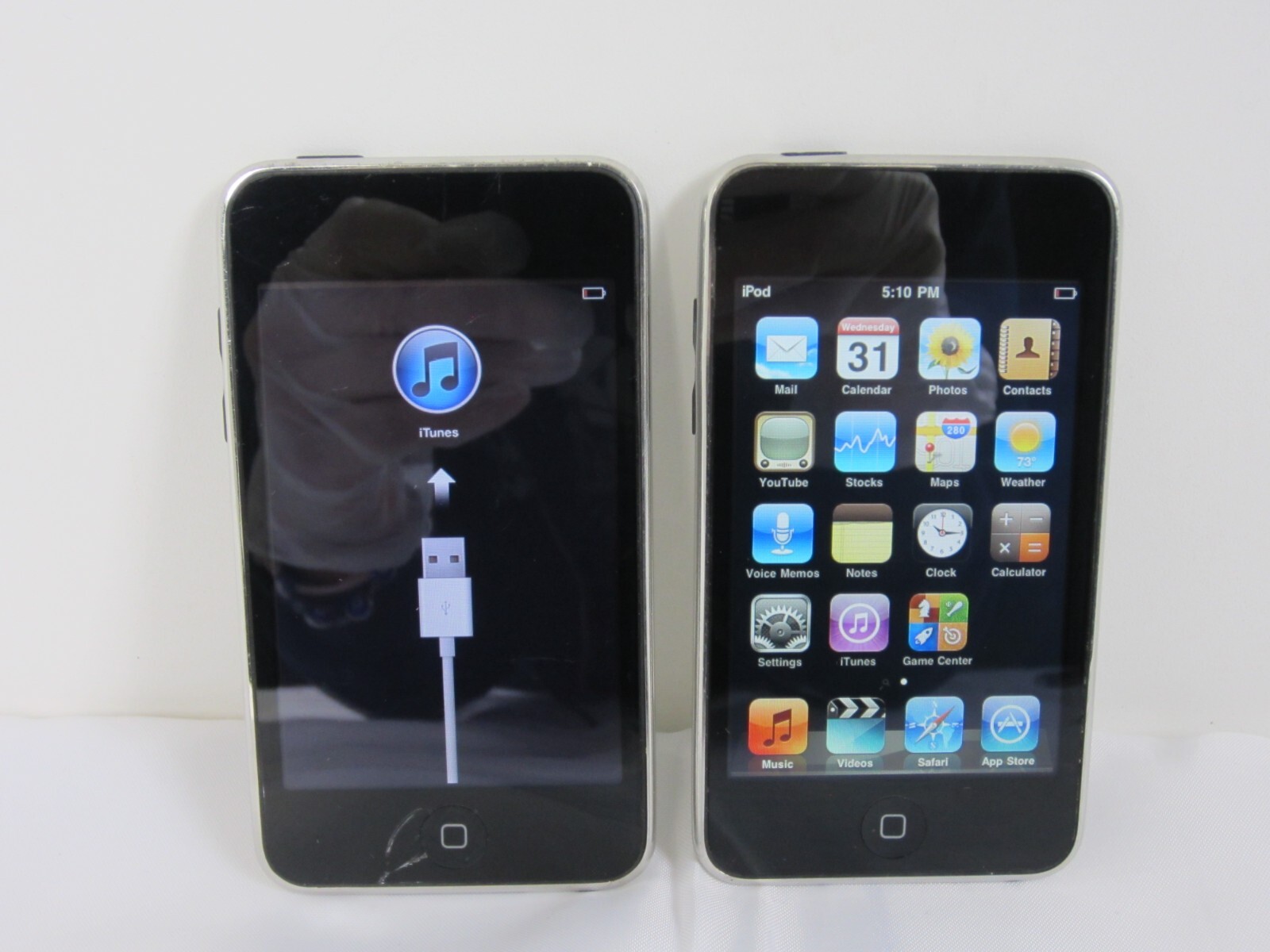 APPLE Ipod Touch A1288 8GB Black 2nd Generation (x2) Both Working