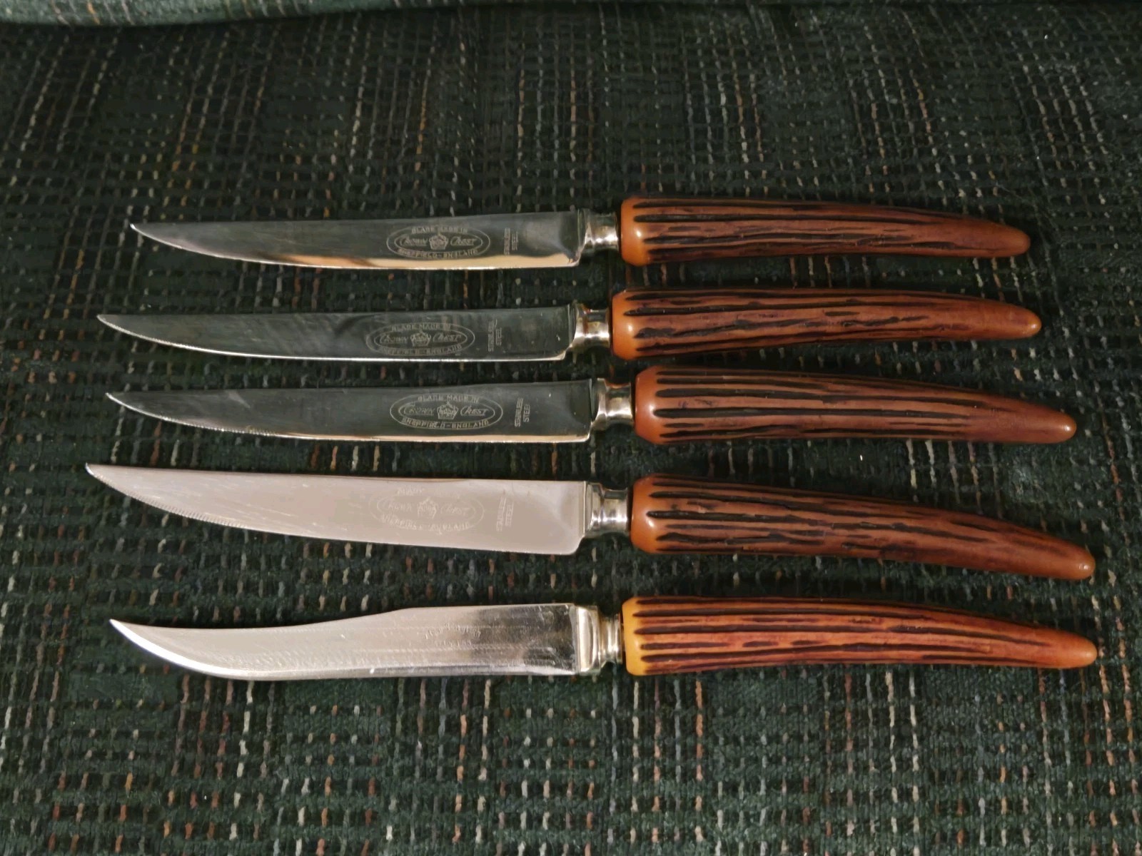 Crown Crest Set Of 4 With Extra Knife In Preowned Shape See Description